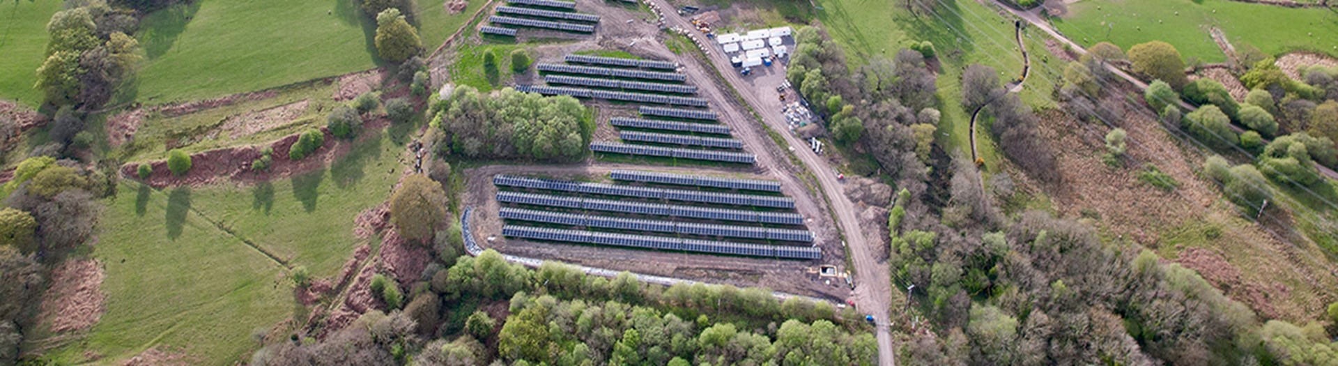 Gosod Paneli Solar bron wedi’i gwblhau yn Fferm Solar 6MW Coed-elái